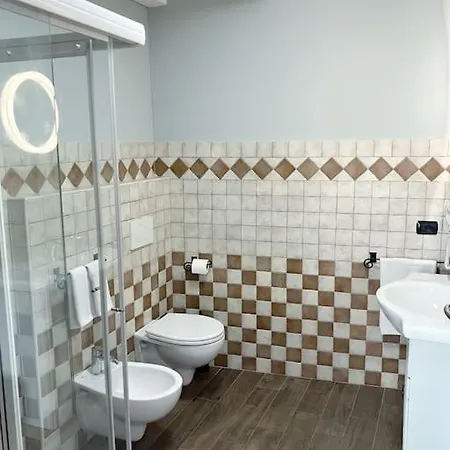 Апартаменты Castel Montorio - Camera Matrimoniale Con Bagno In Casa Condivisa Верона