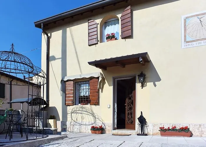 Castel Montorio - Camera Matrimoniale Con Bagno In Casa Condivisa * Verona