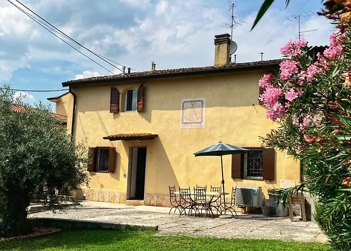 Castel Montorio - Camera Matrimoniale Con Bagno In Casa Condivisa * Verona