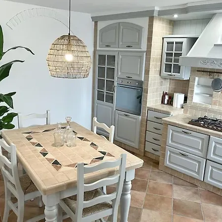Castel Montorio - Camera Matrimoniale Con Bagno In Casa Condivisa * 베로나
